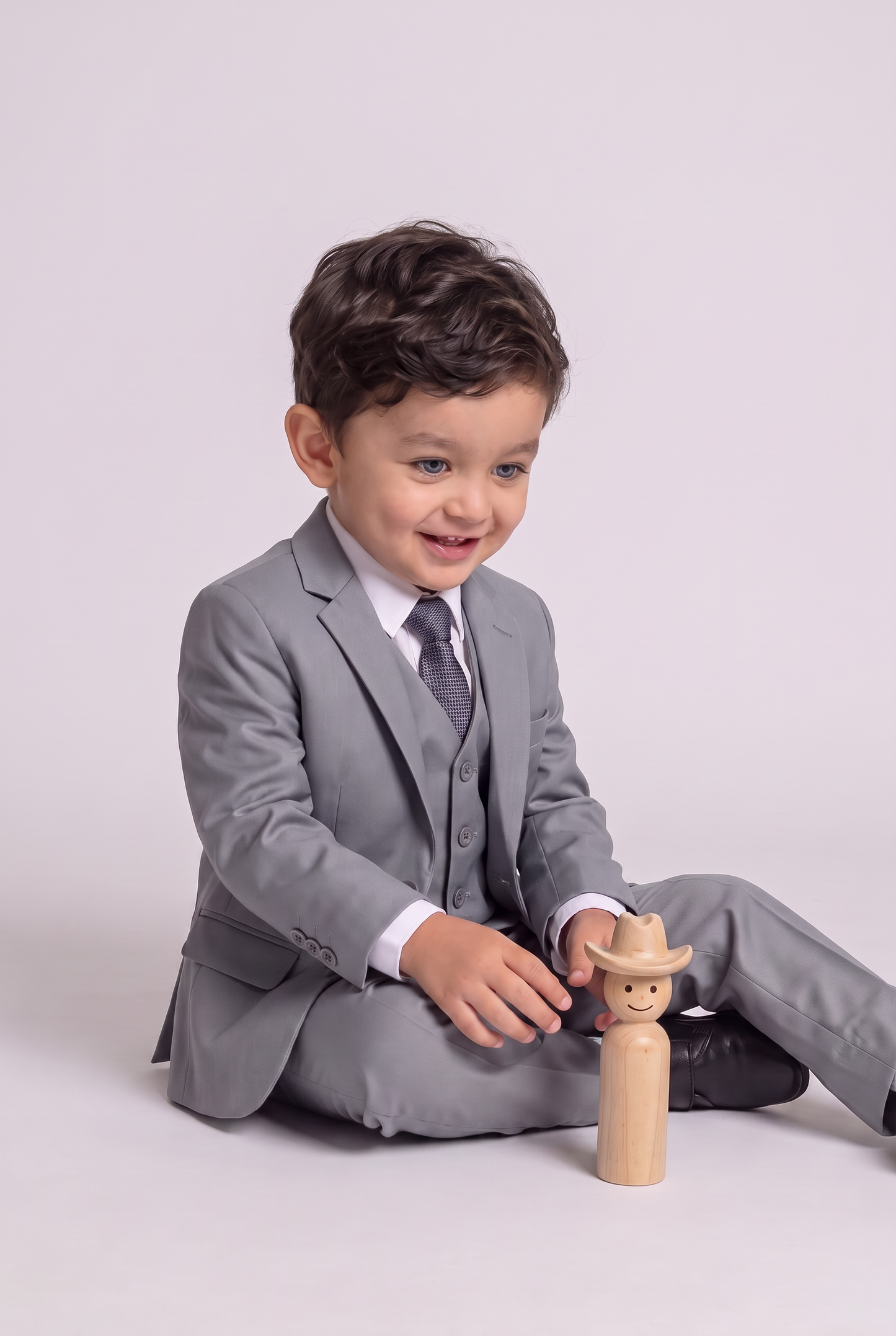 Nicolas terno infantil poliviscose cinza médio - sentado com brinquedo