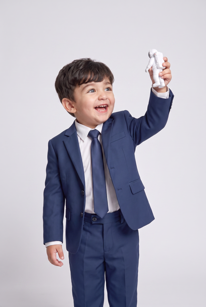 Costume Infantil Regular Italiano Microfibra Azul Indico - menino com brinquedo