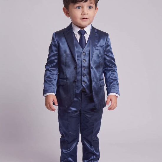 Terno Infantil Prada Azul Marinho em movimento