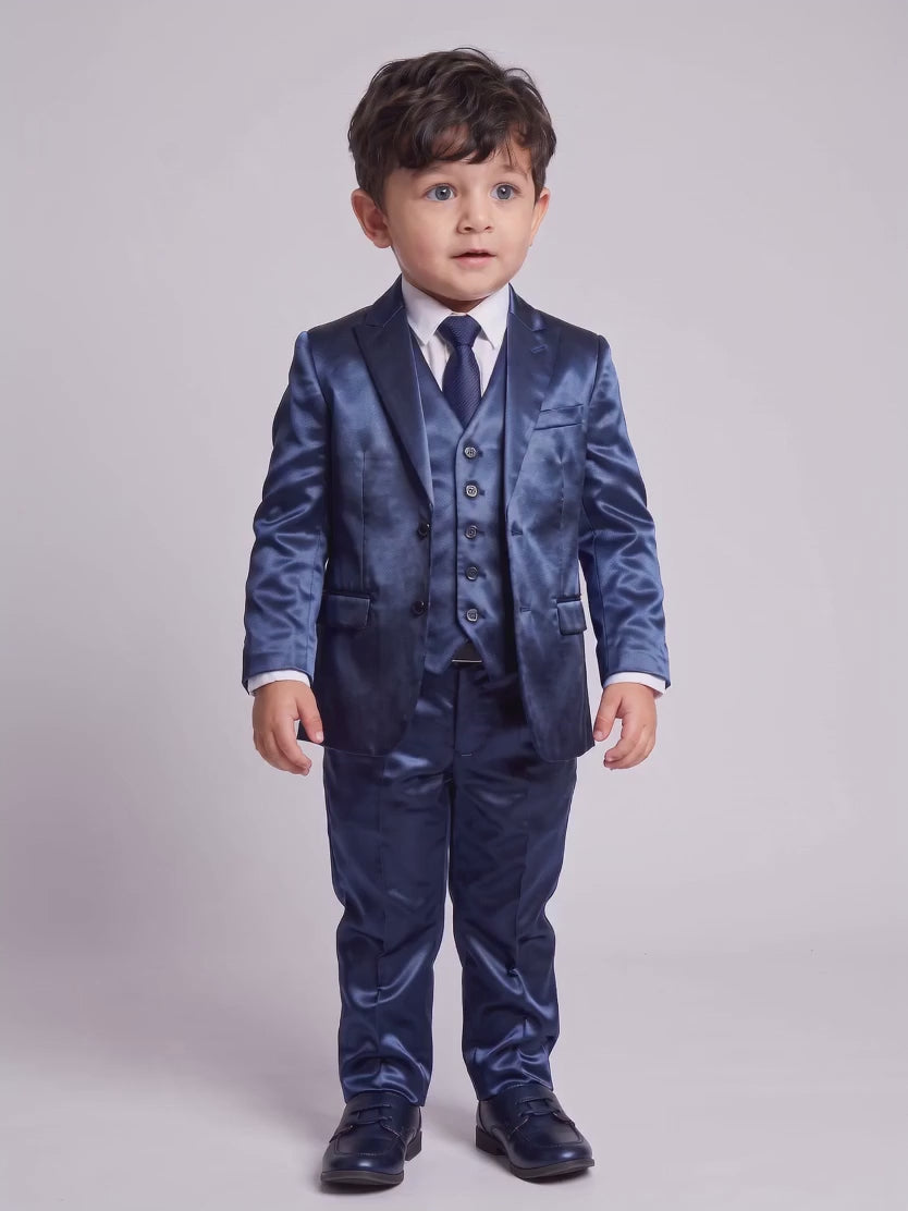 Terno Infantil Prada Azul Marinho em movimento