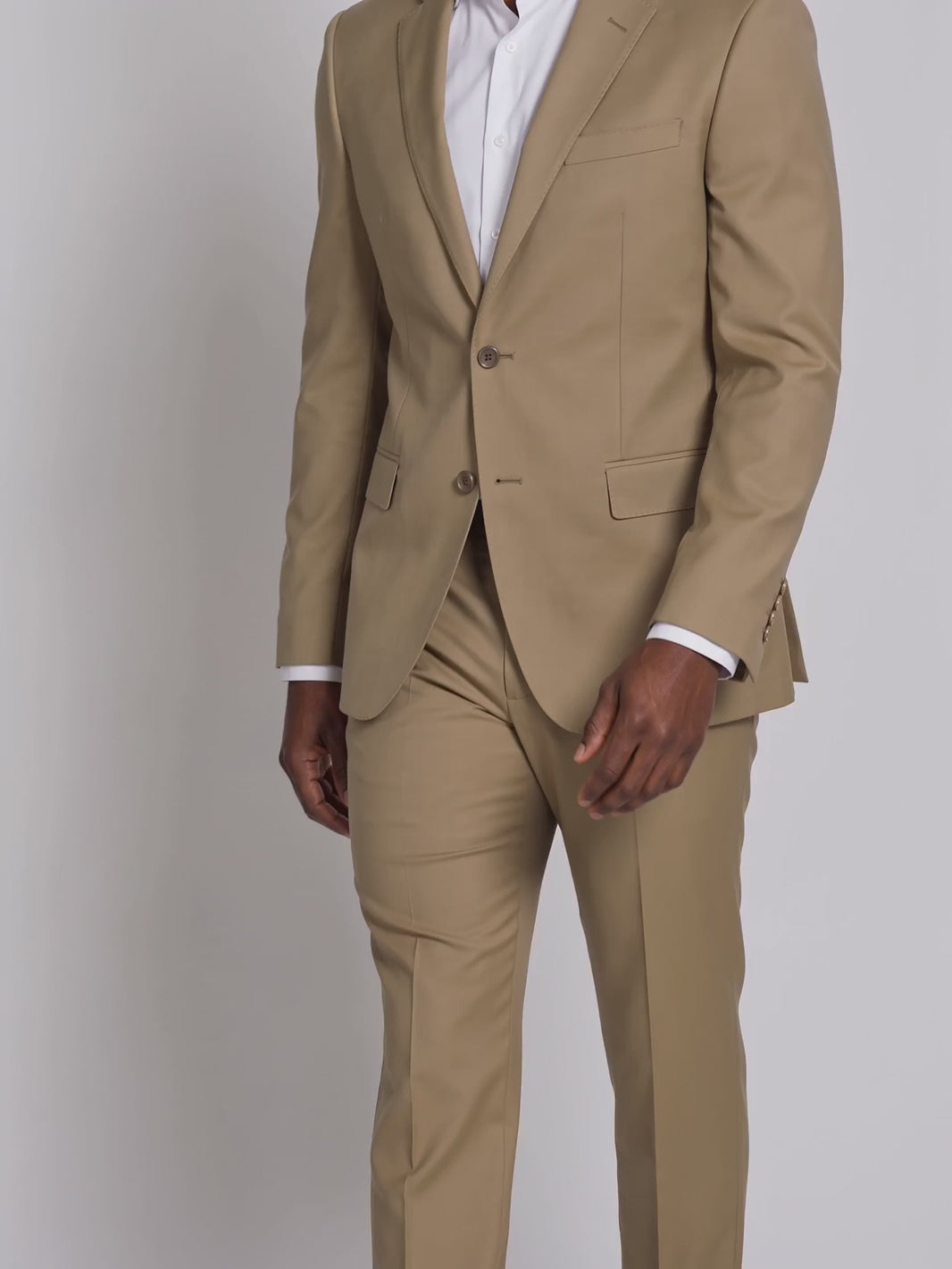Costume Regular Italiano Microfibra Cáqui em movimento