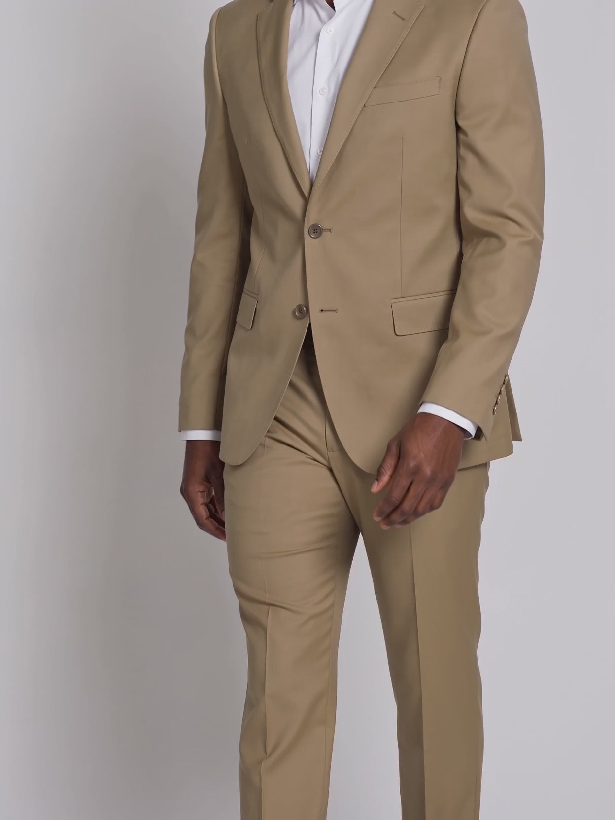 Costume Regular Italiano Microfibra Cáqui em movimento