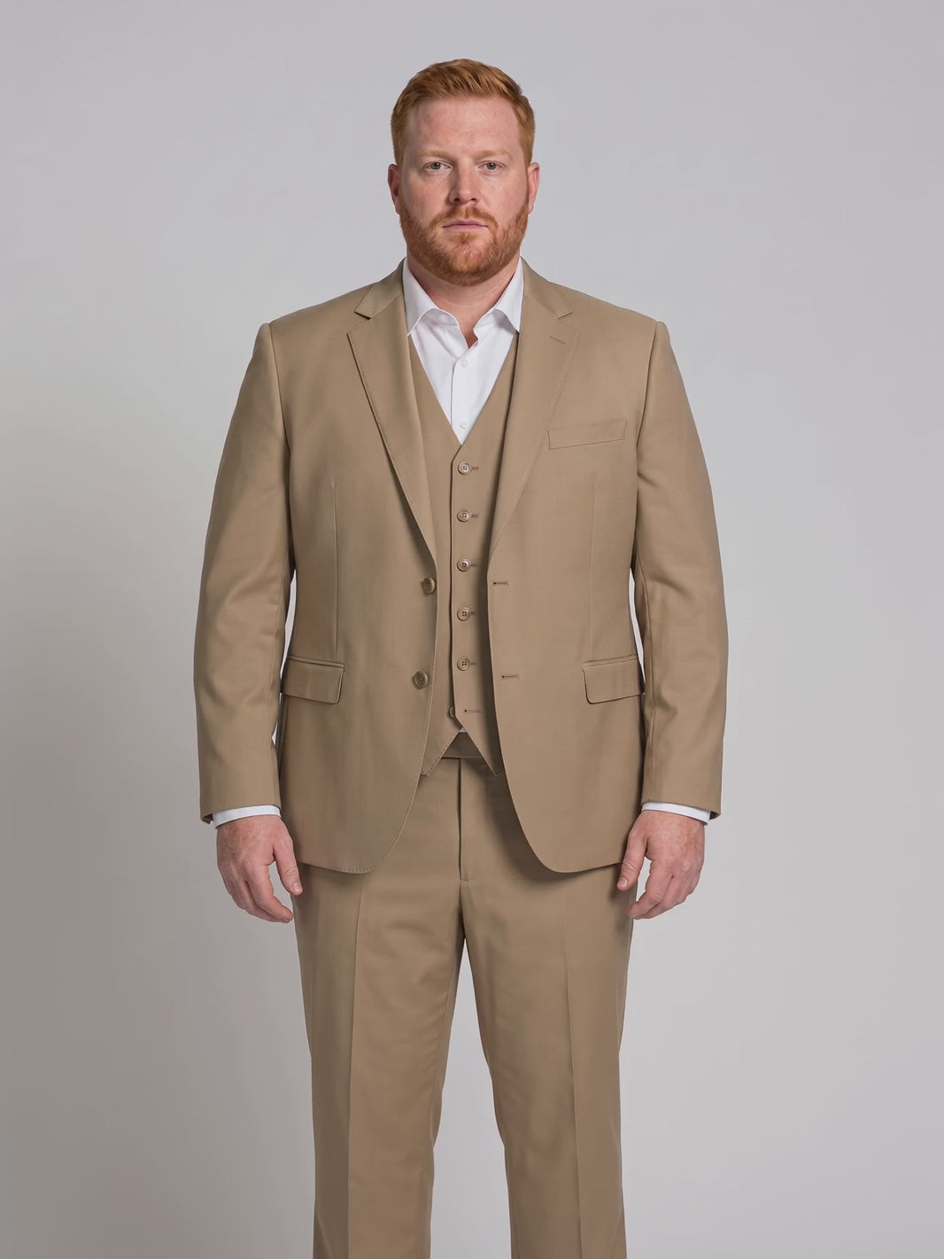 Terno Plus Size Microfibra Cáqui em movimento