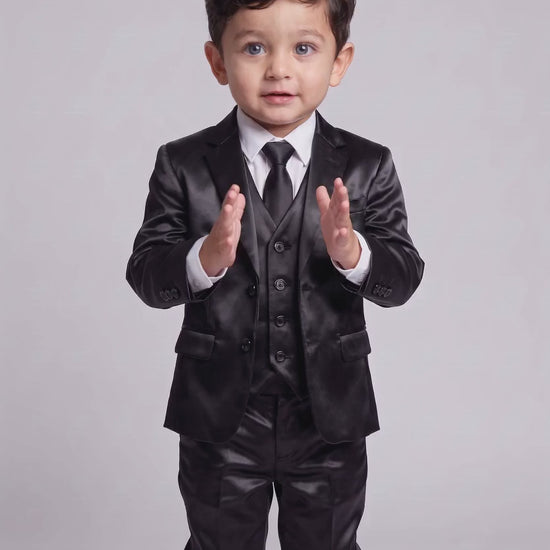 Terno Infantil Prada Preto em movimento