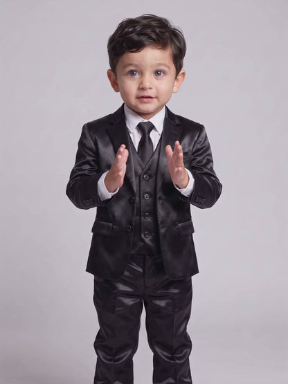 Terno Infantil Prada Preto em movimento