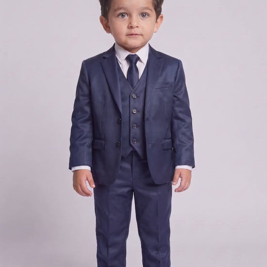 Terno Infantil Poliviscose Azul Marinho em movimento