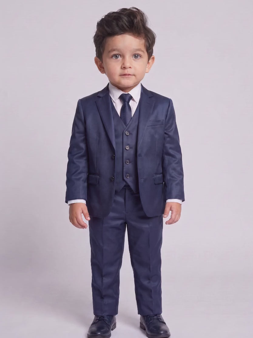 Terno Infantil Poliviscose Azul Marinho em movimento