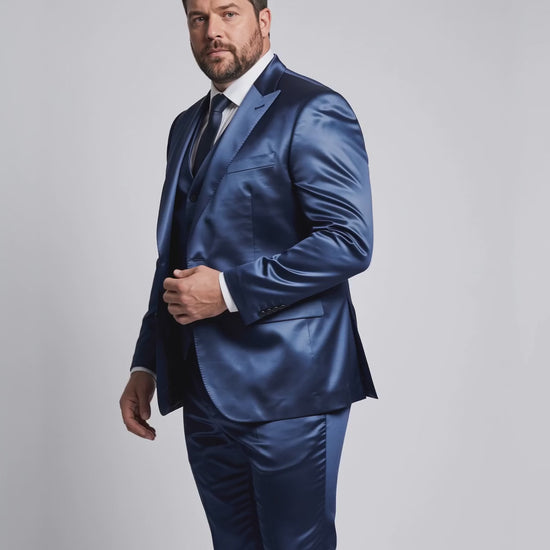 Terno Plus Size Prada Azul Marinho em movimento